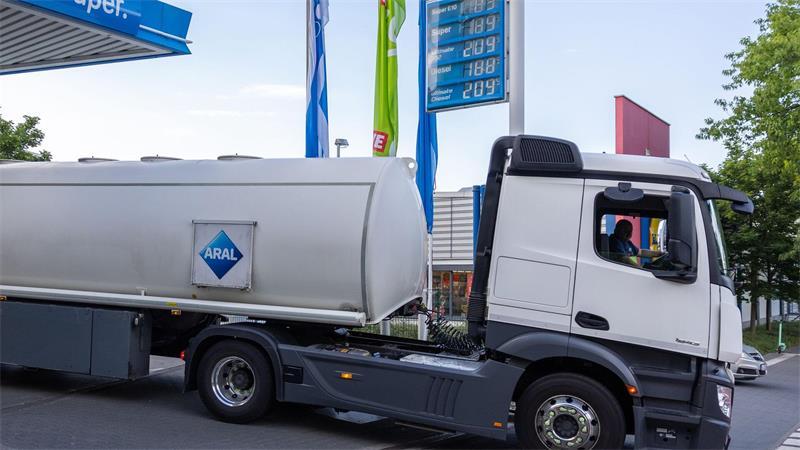 Was man zum Start des neuen Tankrabatts wissen muss Erst Sprit, der am Donnerstag nach Mitternacht aus Tanklagern oder Raffinerien auf die Reise zur Tankstelle gegangen ist, profitiert von der Steuersenkung.