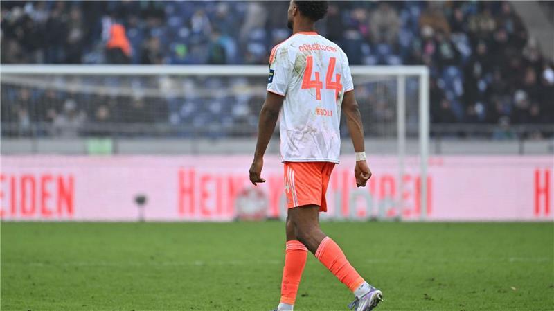 Erst Torschütze, dann tragische Figur: Düsseldorfs Elias Egouli verlässt nach Gelb-Rot den Platz. 