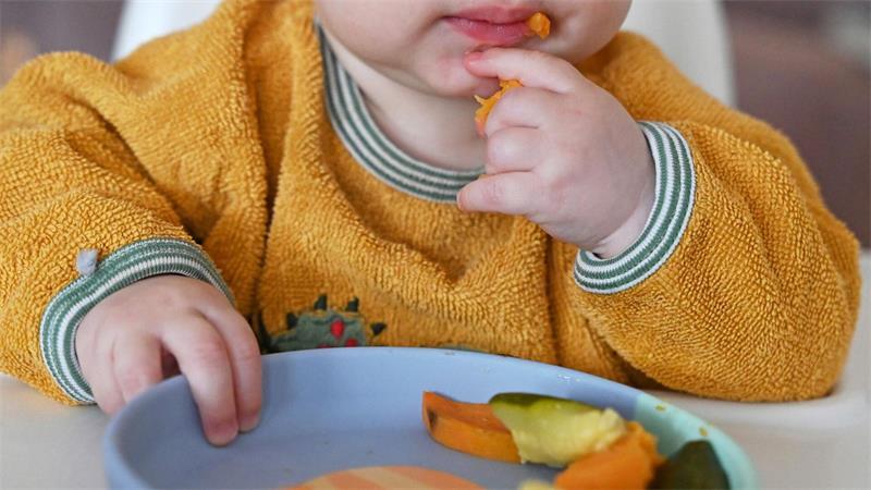 Stillen nimmt weltweit zu - und könnte noch weiter zulegen Erst ab sechs Monaten sollen Babys erste Beikost erhalten. (Archivbild)
