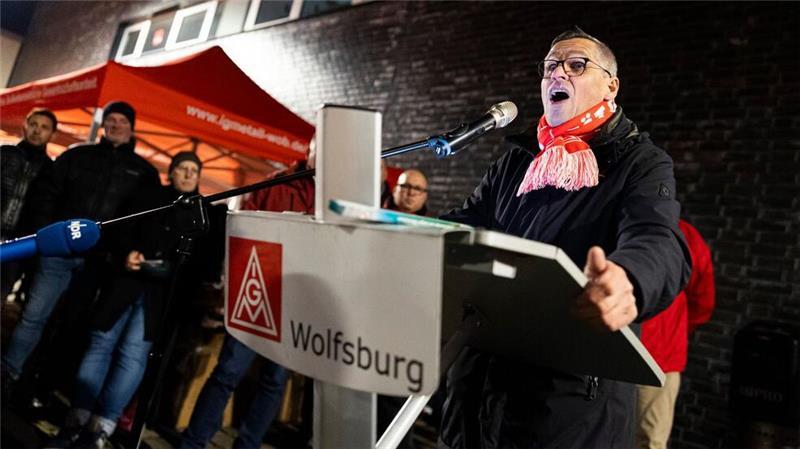 Erst am Freitag hatte Volkswagen die Vorschläge von IG Metall und Betriebsrat zur Kostenentlastung zurückgewiesen. Damit werfe der Vorstand „weiteres Brennholz ins Feuer“, sagte Gröger. 