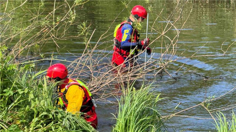 Trauriger Fund: Leblose Person in Horneburg entdeckt Erst am Montagvormittag suchten Taucher die Aue nach dem vermissten Horneburger ab - vergeblich.