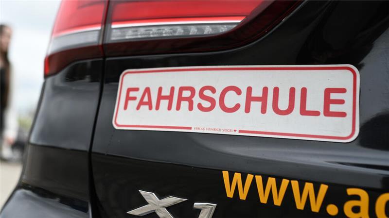 Solemio und Fahrschule Erdogan: Diebe verursachen hohen Schaden Blick auf das Heck eines Fahrschulautos.