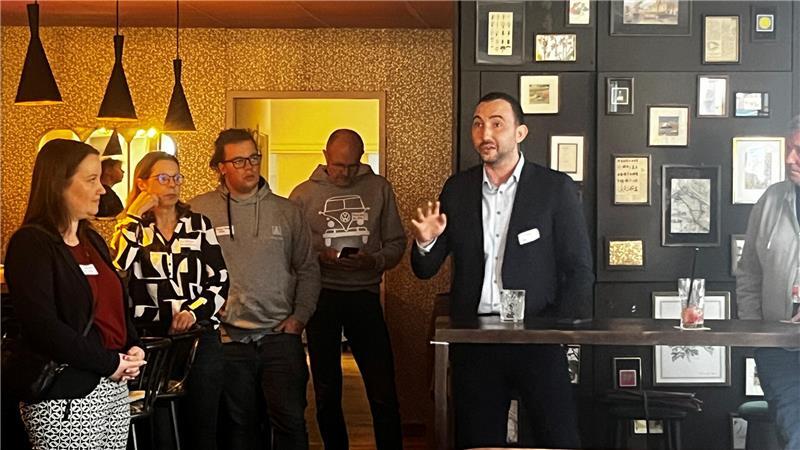 Erst ein Impulsvortrag, dann Austausch bei Häppchen: Der Landtagsabgeordnete Nico Bloem spricht bei einem Abend für Betriebsräte im De Luxxe am Fischmarkt. Die SPD hat eingeladen.