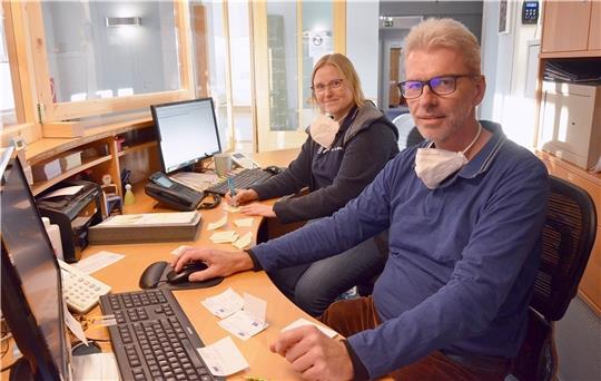 Erst einmal beim Doktor im Behandlungszimmer angekommen, sind viele Patienten ruhiger. Aber ihr Mulsumer Arzthelferinnen-Team, das Dr. Sylvia Metz und Dr. Jürgen Pohl hier fürs Foto einmal am Empfangstresen vertreten, sitzt täglich im Sperr