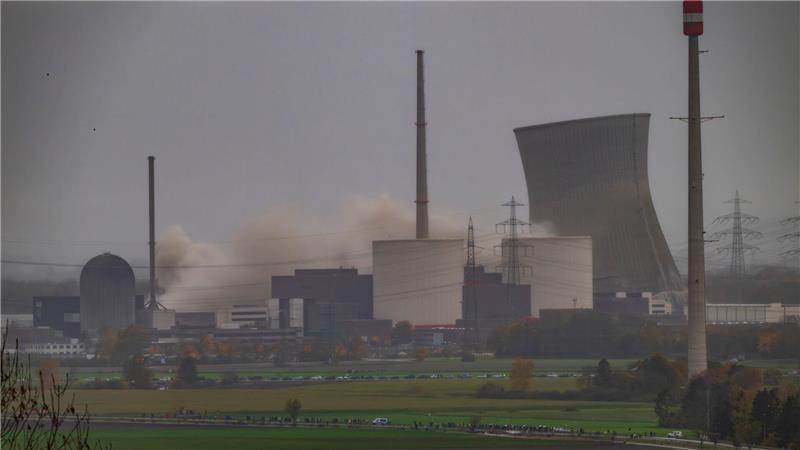 Kühltürme von AKW Gundremmingen gesprengt Erst fiel der linke Kühlturm, dann der rechte.
