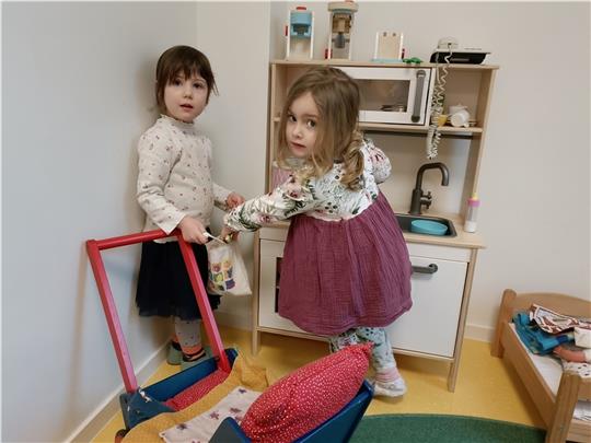 Erst haben sie gemeinsam gefrühstückt, jetzt bekochen sich Ylva (links) und Isabella gegenseitig. Fotos: Bisping