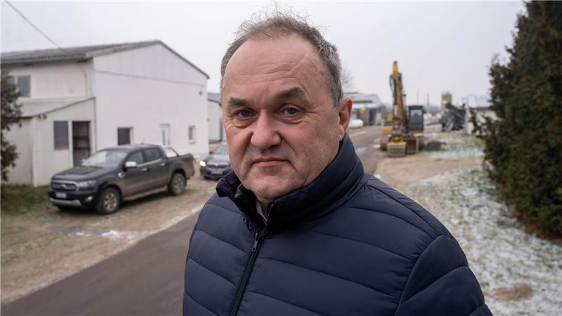 Nach erneutem Brand: Schweinezucht laut Minister vorbildlich Erst im Oktober war ein Stall des Betriebs von Dirk Andresen in Siedenbollentin komplett abgebrannt.