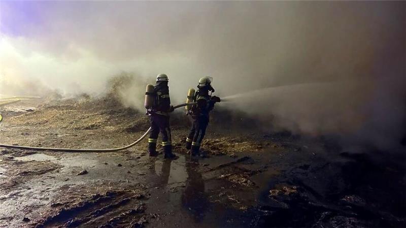 Brände: Großeinsatz auf Hof in Wischhafen – Auto in Jork in Flammen Erst nach rund sechs Stunden war der Brand endgültig gelöscht.