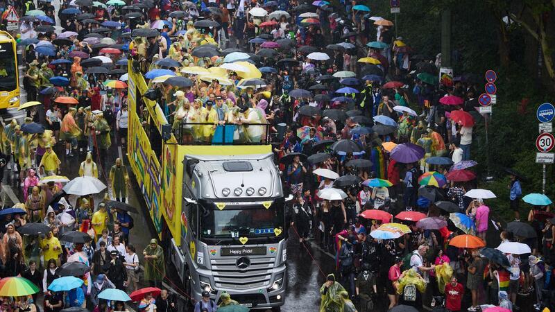 Glitzer, Regenbogen und politische Forderungen beim CSD Erst regnet es beim CSD, doch dann kommt auch die Sonne raus.