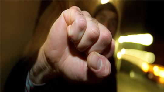 Erst schlugen die beiden jugendlichen Räuber ihr Opfer, dann traten sie dem auf dem Boden liegenden 14-Jährigen mehrfach gegen den Kopf. Symbolfoto: dpa