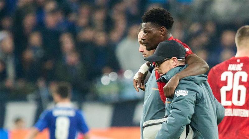 „Wermutstropfen“: Ache-Verletzung macht FCK Sorgen Erst trifft Ragnar Ache, dann muss er verletzt ausgewechselt werden.