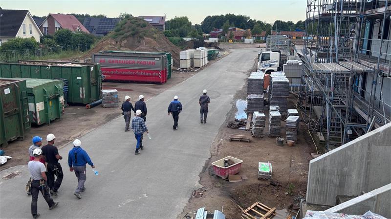Erst um 7 Uhr geht es auf der Baustelle richtig los. Bis dahin gibt es Baubesprechungen und Arbeiten in Innenräumen.