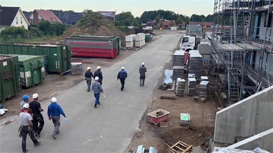 Erst um 7 Uhr geht es auf der Baustelle richtig los. Bis dahin gibt es Baubesprechungen und Arbeiten in Innenräumen.