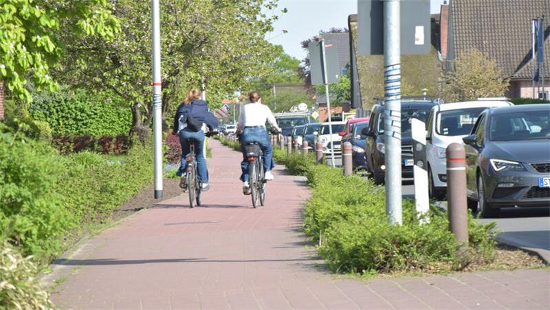 Erst vor wenigen Jahren wurde der Radweg an der L140 in Jork Richtung Hamburg saniert - mit einem einseitigen Radweg in beide Richtungen. Das würde der Landkreis heute so nicht mehr mittragen, sagt Verkehrsamtsleiter Arne Kramer.