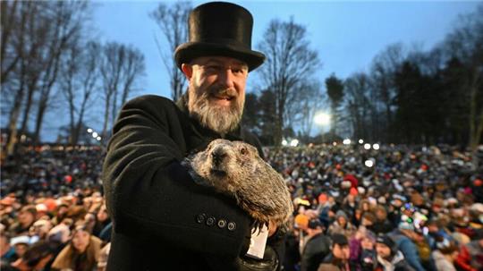 Erst vor wenigen Wochen sagte Murmeltier Punxsutawney Phil - hier gehalten von Murmeltierbetreuer A.J. Dereume - einen frühen Frühling für dieses Jahr voraus.