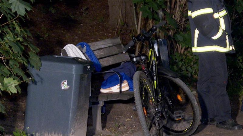 Erst wurde er als vermisst gemeldet, dann fanden Einsatzkräfte das Rad und die Kleidung eines 13-Jährigen im Stadtparksee.