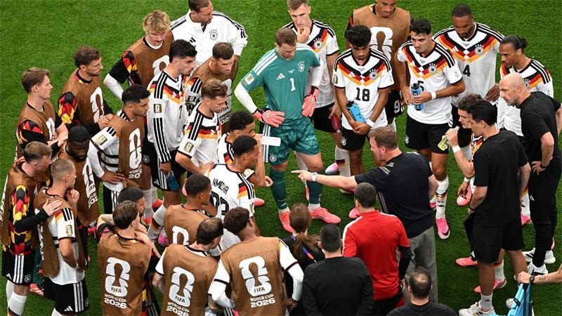 Erste Aufbauarbeit noch auf dem Platz im Finalstadion.