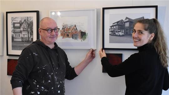 Künstler Sven Brauer und Fotografin Katharina Bodmann in der neuen Kunströsterei am Buxtehuder Ostfleth beim Hängen ihrer gemeinsamen Ausstellung zur Nachverdichtung in Altkloster