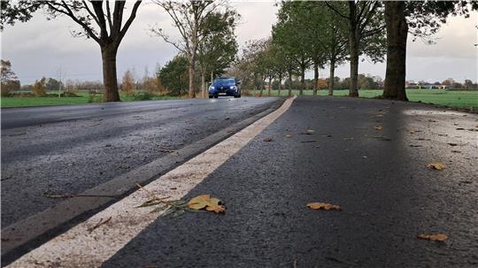 Am Hohenwedel: Straßensanierung in Stade früher abgeschlossen Erste Autos nutzen nach der Sanierung bereits wieder die Straße Am Hohenwedel zwischen Pulverweg und Kreisstraße. Der Abschnitt wurde nun gut zwei Wochen früher als geplant freigegeben.
