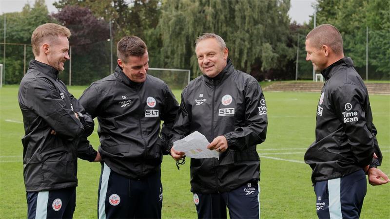 Breitenreiter startet in Rostock: „Sehe sehr viel Potenzial“ Erste Besprechung mit dem Trainerteam: Breitenreiter (2.v.r) mit den Co-Trainern Yannic Thiel, Timo Struckmeier und Adam Susac (l-r).