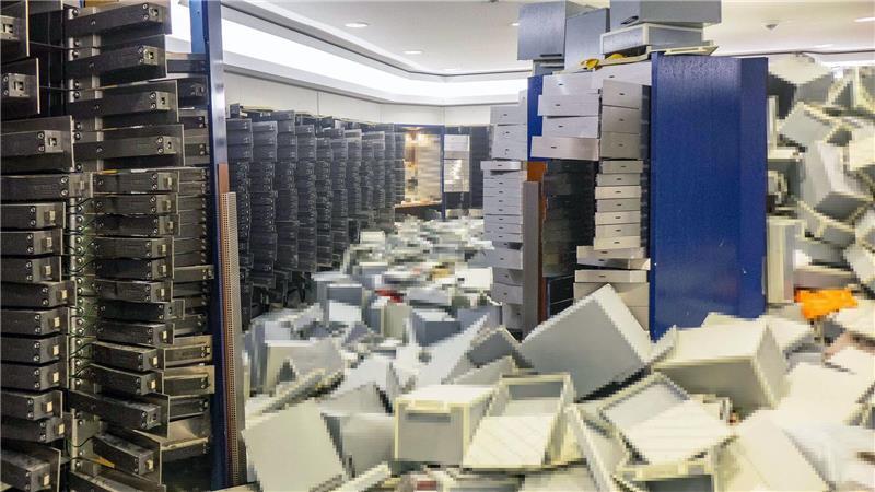 Erste Dokumente aus dem verwüsteten Tresorraum in Gelsenkirchen werden zurückgegeben. 