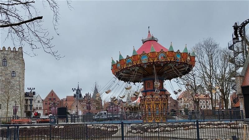 Erste Fahrgeschäfte drehen sich vor der eigentlichen Eröffnung des Hansa-Parks.