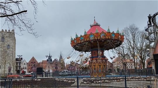 Erste Fahrgeschäfte drehen sich vor der eigentlichen Eröffnung des Hansa-Parks.