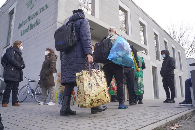 So wollen Menschen im Kreis Stade Kriegsflüchtlingen aus der Ukraine helfen Erste Flüchtlinge aus der Ukraine werden im Landesamt für Flüchtlingsangelegenheiten Berlin (LAF) in ihre Unterkünfte begleitet. Foto: Joerg Carstensen/dpa
