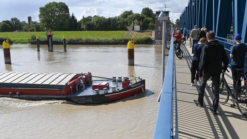 Weg frei nach zehn Jahren - Friesenbrücke ist geöffnet Erste Fußgänger und Radfahrer überquerten die neue Friesenbrücke bei Weener.