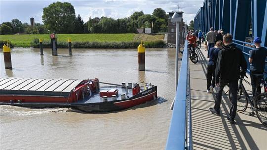 Erste Fußgänger und Radfahrer überquerten die neue Friesenbrücke bei Weener.