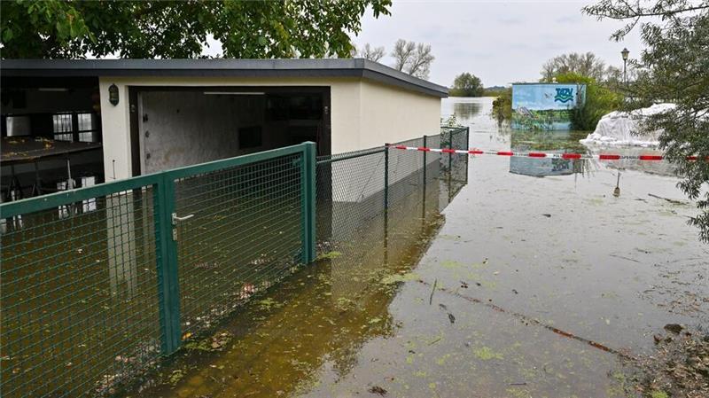 Erste Garagen und Gehwege stehen in Fürstenberg, einem Stadtteil von Eisenhüttenstadt, unter Wasser.