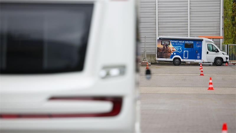 Erste Reisemobile und Wohnwagen sind bereits eingetroffen an den Düsseldorfer Messehallen, nächste Woche werden es noch deutlich mehr.