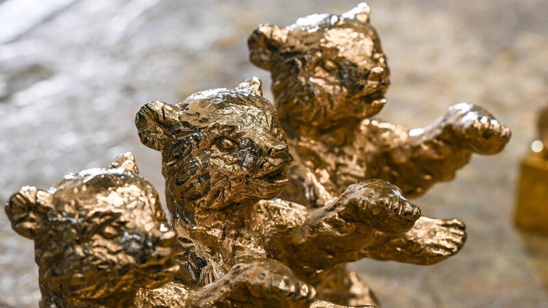 Erste Rohlinge der Berlinale-Bären sind in der Bildgießerei Hermann Noack zu sehen. Mit der umstrittenen Berlinale-Gala hat sich der Aufsichtsrat der Internationalen Filmfestspiele in einer Sondersitzung befasst.