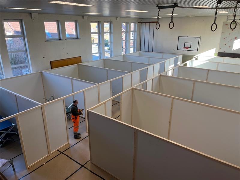 Jork richtet erste Notunterkunft für Ukraine-Flüchtlinge ein Erste Sammelunterkunft für Flüchtlinge aus der Ukraine im Kreis Stade: Blick in die Alte Sporthalle in der Schützenhofstraße in Jork. Foto: Vasel