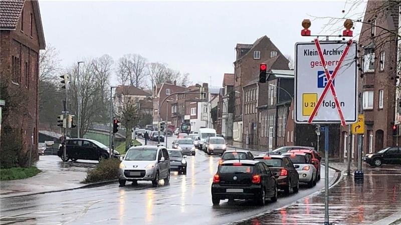 Nächster Verkehrsengpass in Stade: Salztorswall wird zur Einbahnstraße Erste Schilder stehen bereits für die Baumaßnahme am Salztorswall. Foto: Strüning