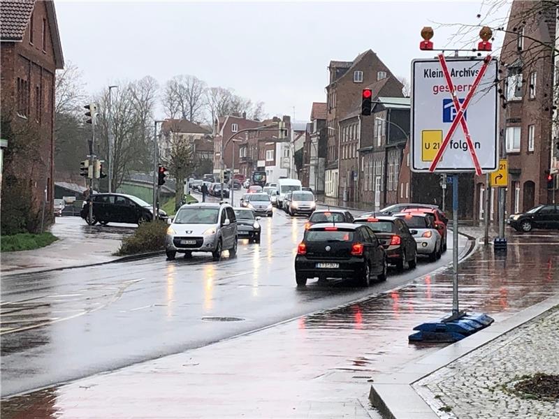 Nächster Verkehrsengpass in Stade: Salztorswall wird zur Einbahnstraße Erste Schilder stehen bereits für die Baumaßnahme am Salztorswall. Foto: Strüning