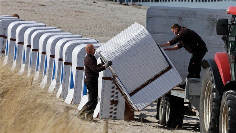 Erste Strandkörbe am Ostseestrand