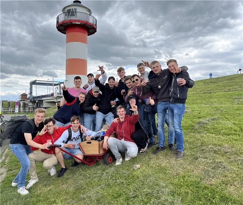 Erste Vatertagstour mit dem Bollerwagen: Jugendliche aus Jork-Borstel erreichen am Donnerstagnachmittag den Lühe-Anleger in Grünendeich. Fotos: Vasel