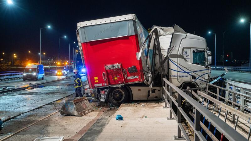 A7 nach Lastwagen-Unfall vor dem Elbtunnel wieder befahrbar Ersten Erkenntnissen zufolge war der 40-Tonner rund 500 Meter nach dem Elbtunnel nach links von der Fahrbahn abgekommen und in die dortige Baustelle gefahren.
