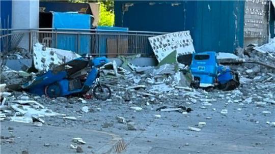 Ersten Meldungen zufolge sollen auch Gebäude eingestürzt sein.
