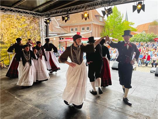 Erster Auftritt der Trachtengruppe nach der Pandemie beim diesjährigen Altländer Blütenfest. Foto: Richter