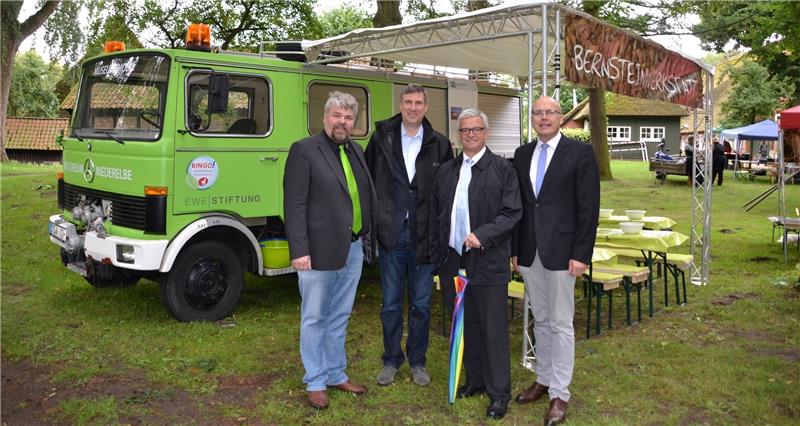 Erster Einsatz des Natureum-Museumsmobils am Wochenende auf der Insel in Stade: Natureum-Geschäftsführer Lars Lichtenberg, Karsten Behr von der Bingo-Stiftung, Landrat Michael Roesberg und Volker Dieterich-Domröse vom Berufsbildungswerk Cad