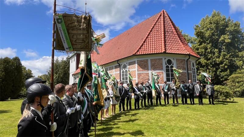 Erster Fototermin für die neue Fahne der Schützen Großenwörden.
