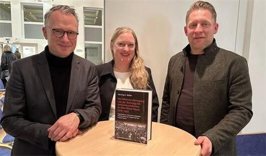 Erster Kreisrat Friedhelm Ottens, Julia Kuhnt aus dem Kreisarchiv Cuxhaven und Historiker Henning K. Müller.