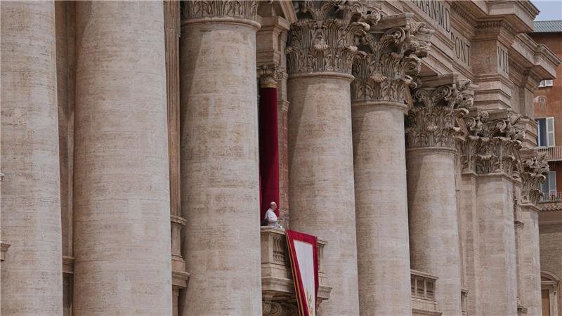 Erster Sonntagssegen des neuen Papstes. 