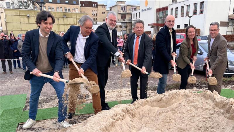 Erster Spatenstich: Minister Philippi (Mitte) legt Hand mit an. Vorher sagte er: "Was Sie hier machen, ist was Besonderes."