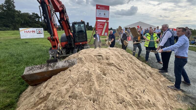 180 Interessenten für 35 Bauplätze im Alten Land Erster Spatenstich für das Baugebiet Appelhoff in Jork-Borstel. Ab Ende 2025/Anfang 2026 können Häuslebauer ihr Eigenheim mit Blick auf die Apfelplantage errichten.