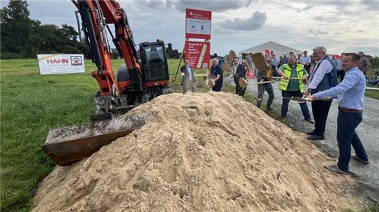 Erster Spatenstich für das Baugebiet Appelhoff in Jork-Borstel. Ab Ende 2025/Anfang 2026 können Häuslebauer ihr Eigenheim mit Blick auf die Apfelplantage errichten.