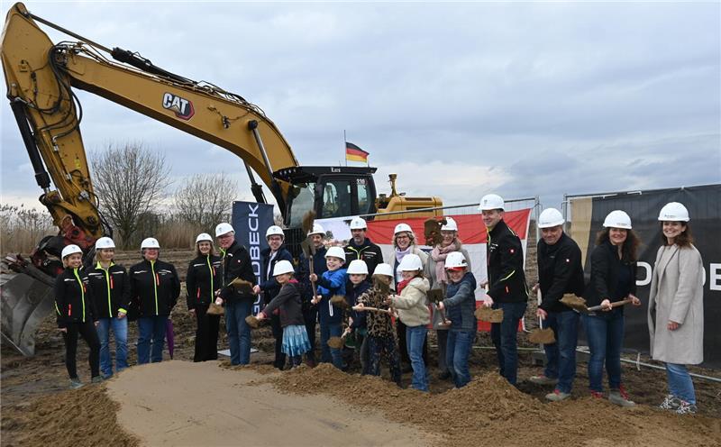 Erster Spatenstich für den Neubau der Grundschule in Jork: Die Sprecher der zweiten Klassen unterstützen Bürgermeister Matthias Riel (5. von links) und Goldbeck-Projektleiterin Sabine Feldmann (rechts).