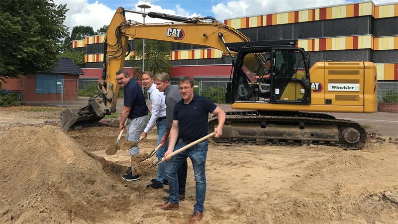 Jetzt geht es los: Spatenstich läutet Umbau des Himmelpfortener Schulhofes ein Erster Spatenstich für die neue Schulhofgestaltung: Samtgemeindebürgermeister Holger Falcke, Schulleiter Friedemann Reinhard, Architekt Bernd Mügge und Bauamtsleiter Martin Wist (von links).
